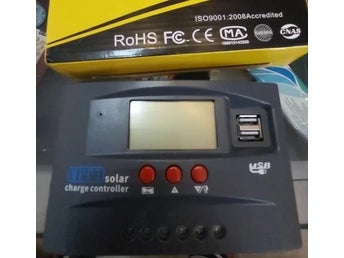 30A 12V/24V MPPT solarladdningskontroll med färgskärm, 2 USB-portar, flera skydd