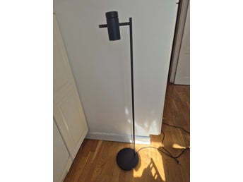 Golvlampa i svart metall