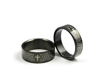 Svart Ring 6 mm. bred svart i 316L stål med trykt fader vår bön på Spanska 18 mm