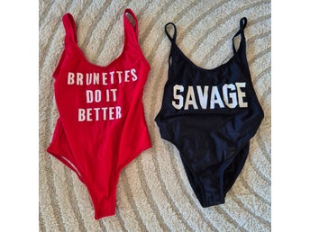 FRAKTFRI baddräkt Svart SAVAGE Röd text baywatch teddy