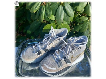 Nike Basket skor modell CQ9326-101 Kyrie 7 EP White Metallic Gold s 39