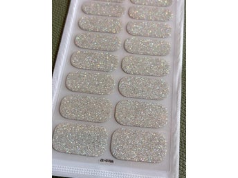Nail strips, nagellack stickers, nagelfolie, vitt glitter nail art beauty trend