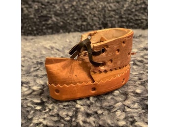 Liten prydnadssko i näver. Hemslöjd