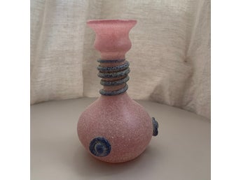 Glasvas munblåst, rosa med blå glasdekor