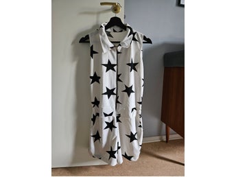 Vit jumpsuit med stjärnor från H&M, playsuit, storlek S, sommar