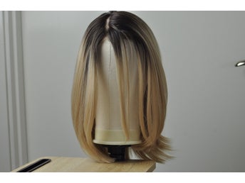 Blond peruk med mörk rot, kort bob