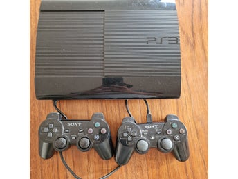 PlayStation 3 med 2 controllere og 4 spil