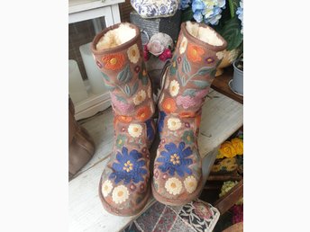 SÅ VACKRA ROSABELLA UGG STÖVLAR BRODERADE BLOMMOR (410282102 SÅ VACKRA ROSABELLA UGG STÖVLAR BRODERADE BLOMMOR (410282102