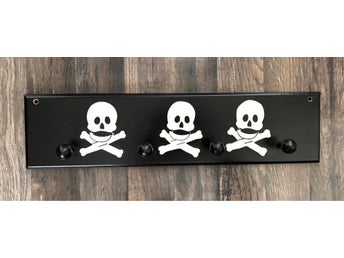 Klädhängare barn – dödskallemotiv, 3 krokar – svart & vit, ca 40 cm