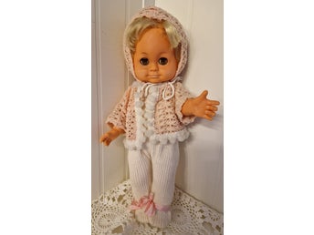 Vintage Docka med Rosa Kläder