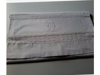 Lakan bomull knypplad spets broderat monogram