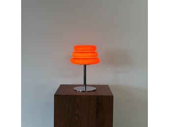CAKE bordslampa Röd – Bauhaus retro lampa i opalglas & krom