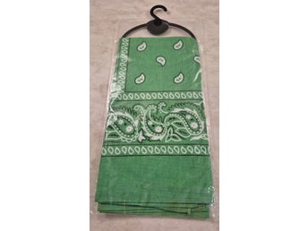 Ny grön bandana med ett klassiskt paisleymönster