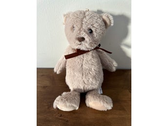 TEDDYKOMPANIET Bamsestoppad leksak med rosett 27 cm (H)