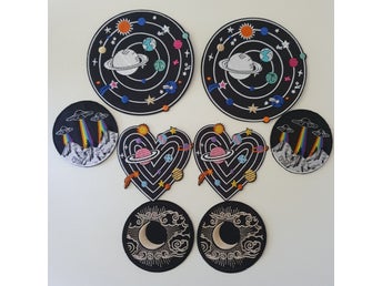 Set med 8 broderade tygmärken - Planeter, UFO, Måne