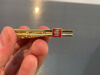 Slipsklämma 'S' röd emalj - vintage slipsnål