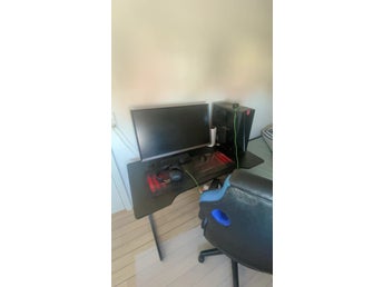 Fuld gaming setup (Bord, pc, headset, stol, Razer huntsman keyboard og skærm)