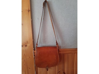 Axelremsväska i brunt beige naturfärgad läder skinn retro handväska