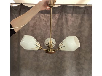 Läcker taklampa från 50-talet, teak och mässing,opalglaskupor med förgylld dekor