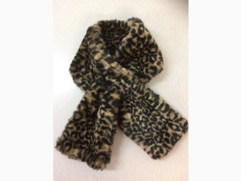 Helt ny halsduk från Lindex 100% cashmere kashmir nypris 699 kr Helt ny halsduk från Lindex 100% cashmere kashmir nypris 699 kr