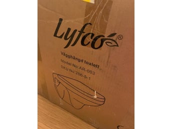 vägghängd toalett – Lyfco – i obruten originalkartong