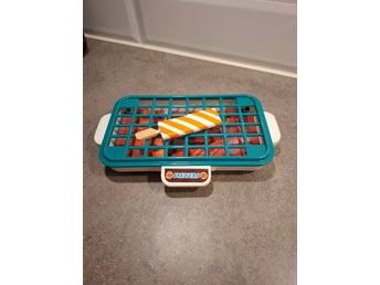 Söt leksaksgrill med grillspett