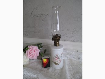 Söt fotogenlampa, lampa, Romantisk,vitt,shabby .. (403366532 Annons på Tradera: Vit fin lampa bordslampa med text shabby