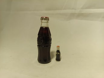 Ett par miniatyr Coca-Cola Flaskor