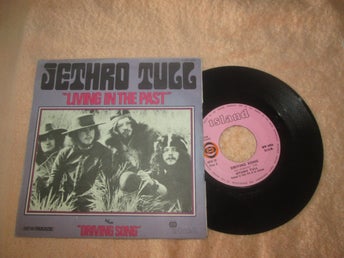 JETHRO TULL LIVING IN THE PAST