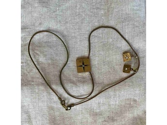 Sett: Halsband och örhängen i mässing, Hillestad, Norge