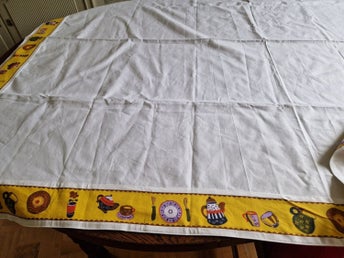 Charmig Retro Duk med Köksmotiv kant, vit bomull oanvänd 128×160 cm