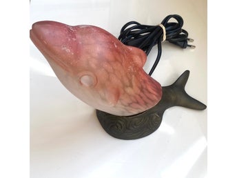 Kitschig, retro bordslampa i form av en delfin