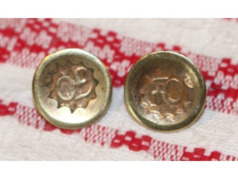 2 ANTIKA KNAPPAR MED MONOGRAM.