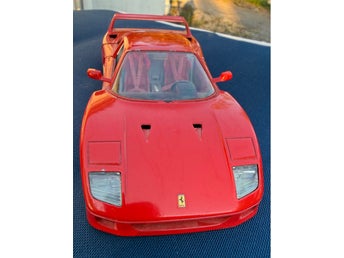 Ferrari F40 1987 – Bburago 1:24 – Made in Italy – äldre modellbil