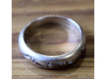 Ring med stenar i inget äkta
