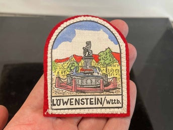 Antikt märke Löwenstein tygmärke Fontän - vintage Tyskland röd filt
