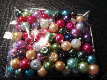 100 stycken, 8 mm pärlor. mixade färger