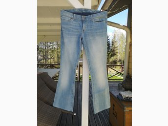 levis 31 demi curve