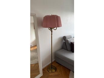 Vintage golvlampa i mässing med rosa veckad lampskärm – Retro