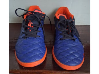 Kipsta Blå/Orange Fotbollsskor Storlek 36