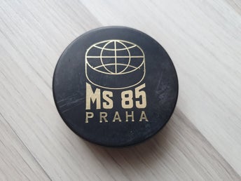 Världsmästerskap i ishockeypuck 1985, tillverkad i Tjeckoslovakien