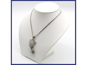 Halsband, 925 silver, hänge med motiv av Nefertiti (vikt 15,35g, längd 50,3cm)