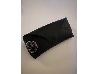 Ray-Ban glasögonfodral i svart läderimitation