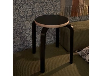 Tidlös design Pall trä svart fint skick böjträ rund sits 44 cm höjd