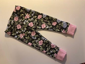 Handgjorda blommiga trikåbyxor/leggings till barn, med rosa benmudd, storlek 80