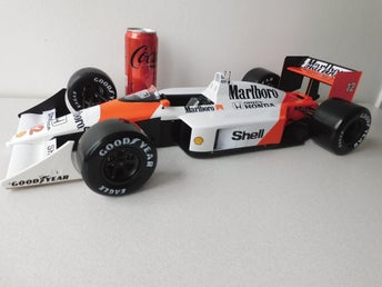 McLaren Honda MP4/4 Ayrton Senna 1:8 Modellbil