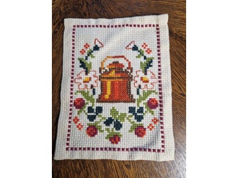 Duk Handbroderad korsstygnmed motiv av en burk och blommor