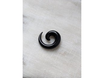 Töjning | svart spiral (12 mm)