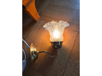 Vägglampa i mässing med frostat glas retro