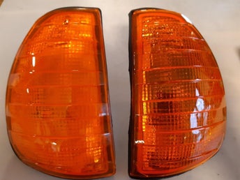 Blinkers Fram Mercedes W123, (Par) Höger & Vänster. Nya, men Skador. Läs Annons.